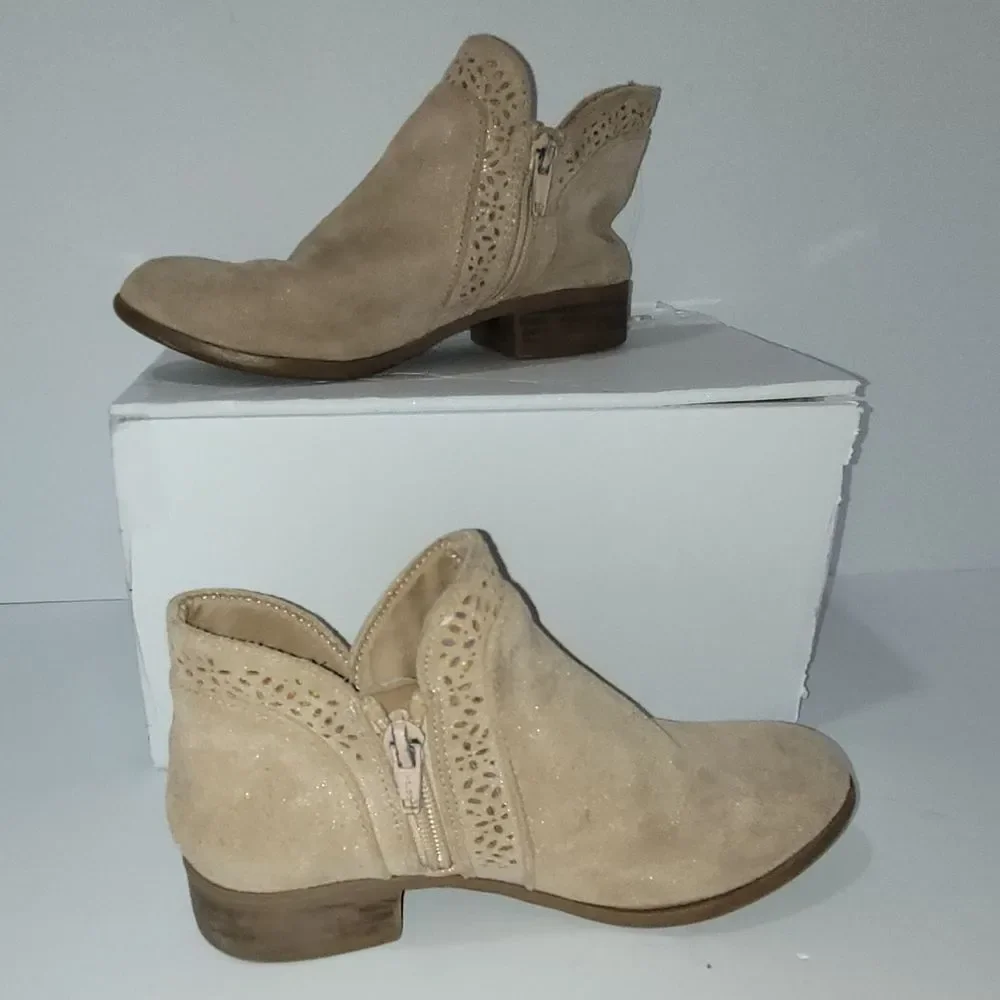 SO Size 1 Beige Ankle Boots with Bow Accent